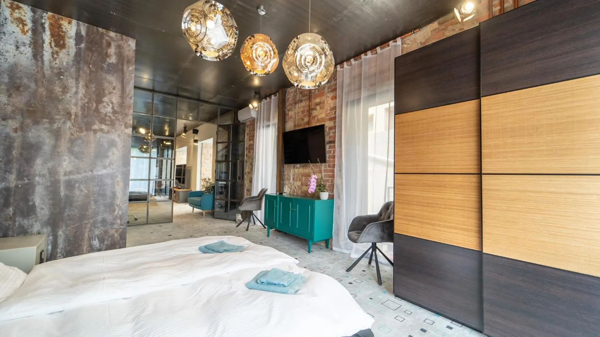 Loft Garden Villa - 4 Bedroom 3 Ba, Sleeps 10, 7 Min To Downtown Budapest 0*,  Hungary