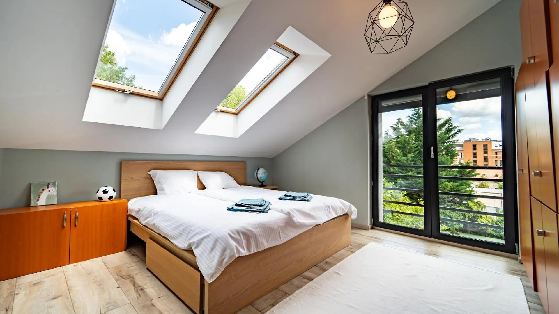 Loft Garden Villa - 4 Bedroom 3 Ba, Sleeps 10, 7 Min To Downtown Budapest 0*,  Hungary