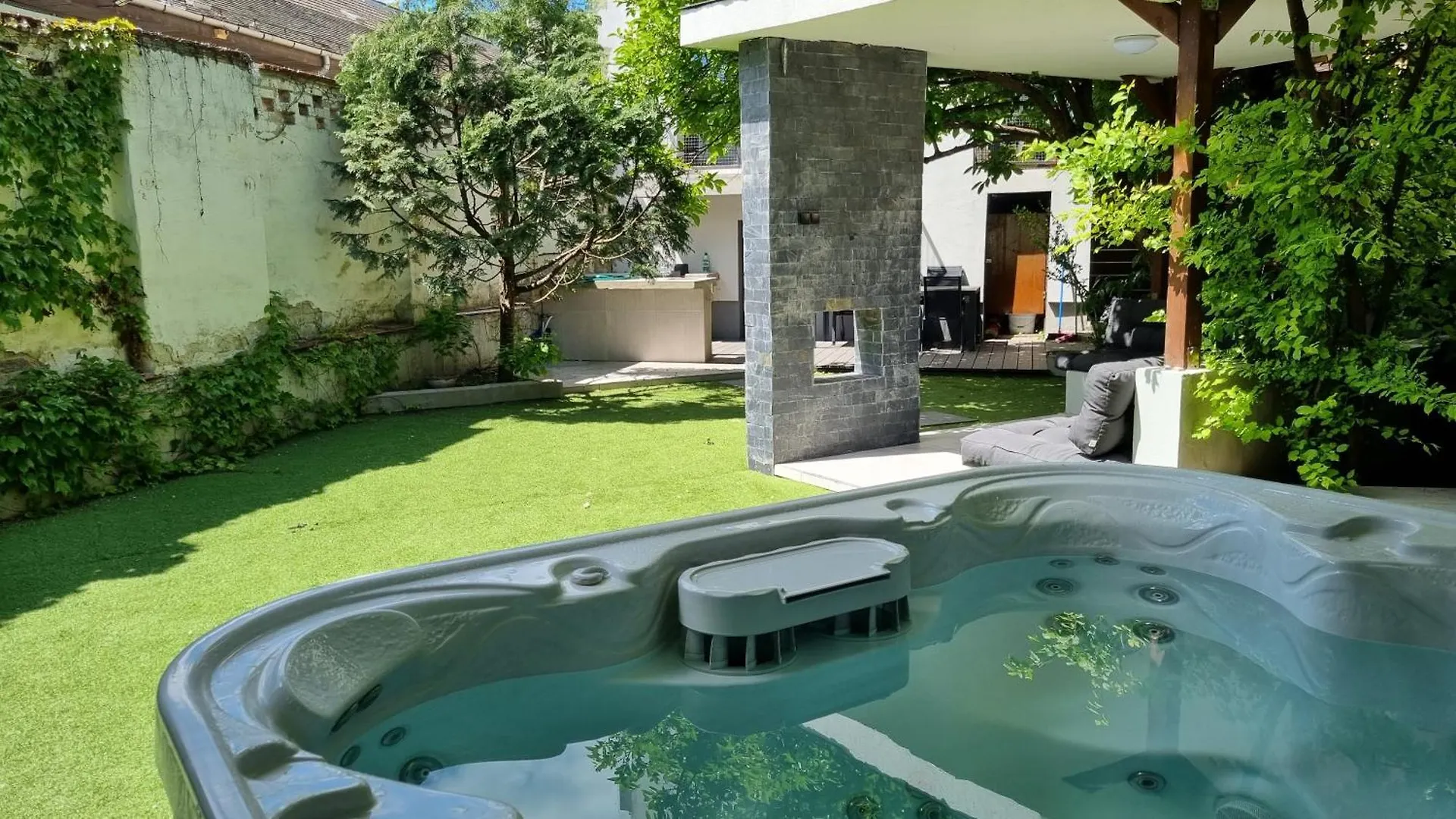 Loft Garden Villa - 4 Bedroom 3 Ba, Sleeps 10, 7 Min To Downtown Budapest