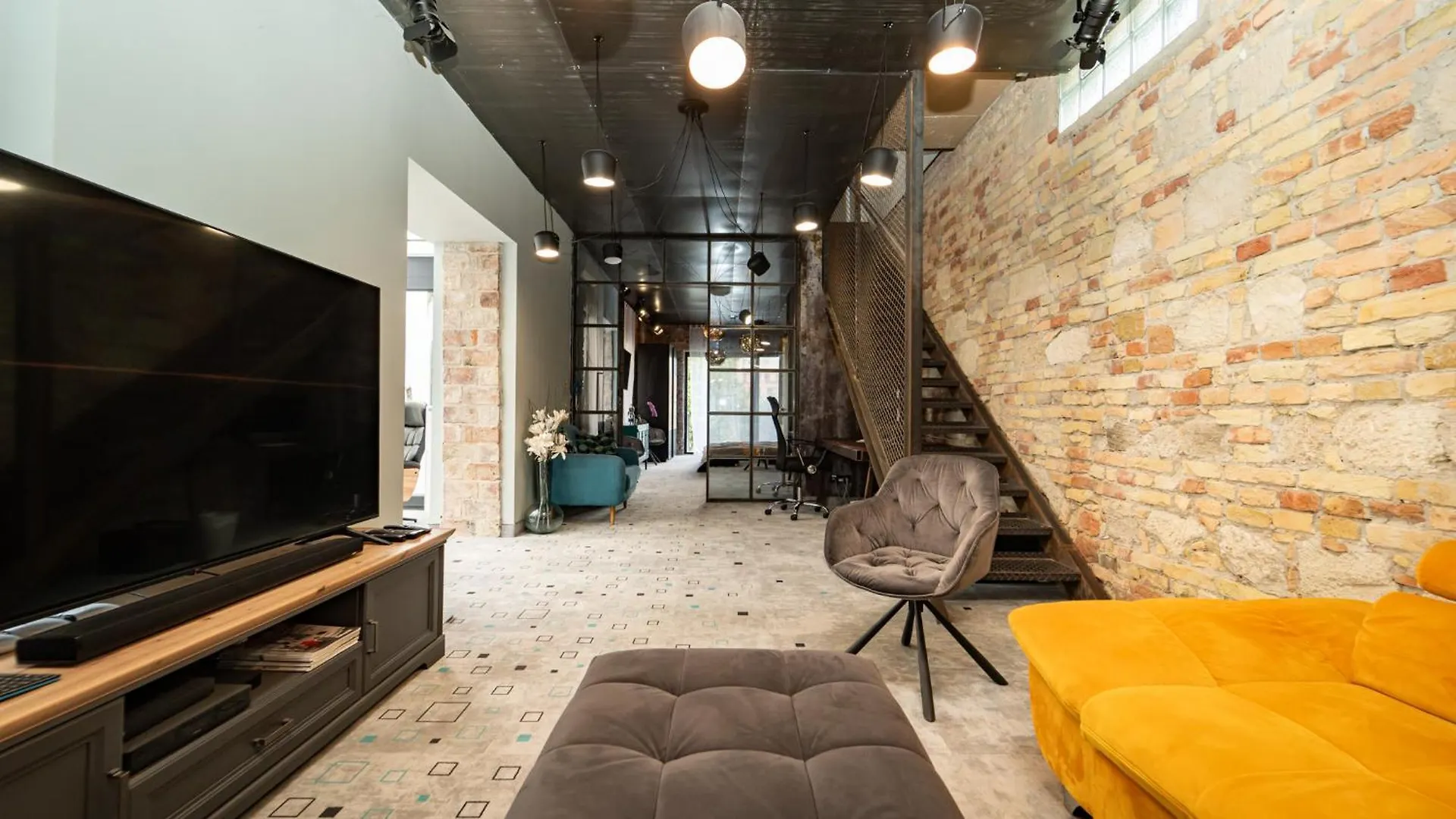 Loft Garden Villa - 4 Bedroom 3 Ba, Sleeps 10, 7 Min To Downtown Budapest Hungary