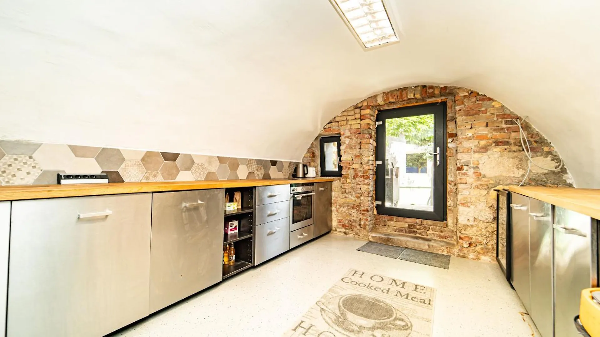 Loft Garden Villa - 4 Bedroom 3 Ba, Sleeps 10, 7 Min To Downtown Budapest