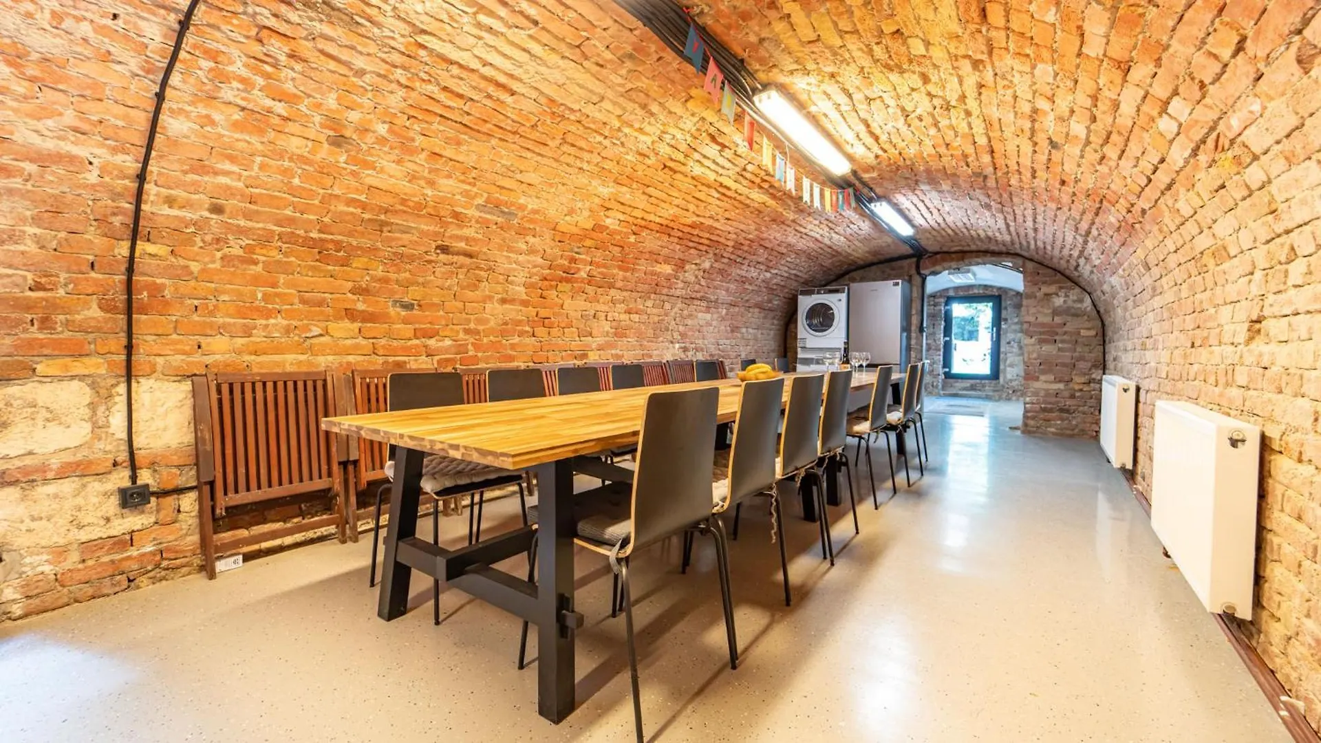 Loft Garden Villa - 4 Bedroom 3 Ba, Sleeps 10, 7 Min To Downtown Budapest